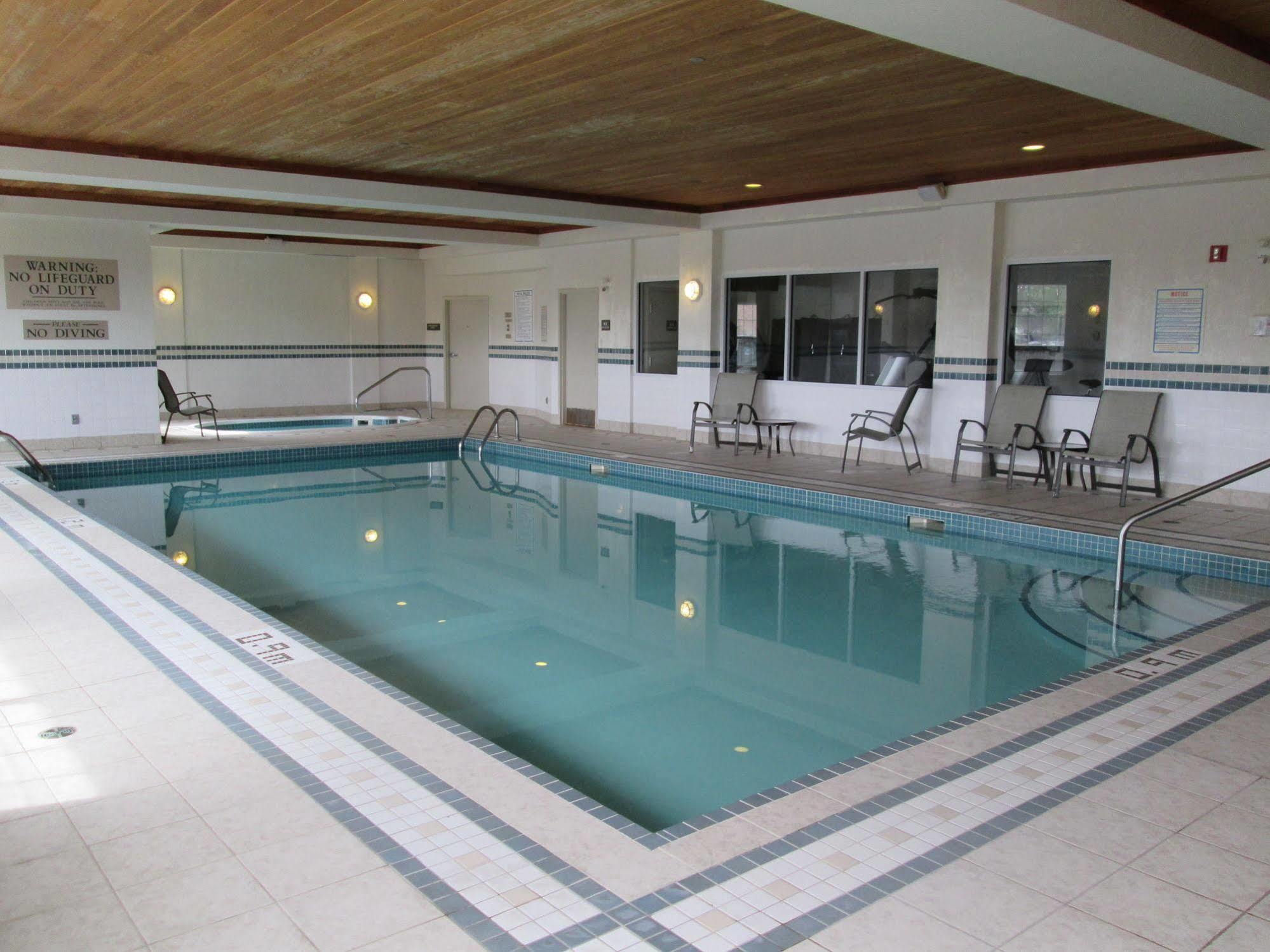 Country Inn & Suites By Radisson, Calgary-Northeast Экстерьер фото