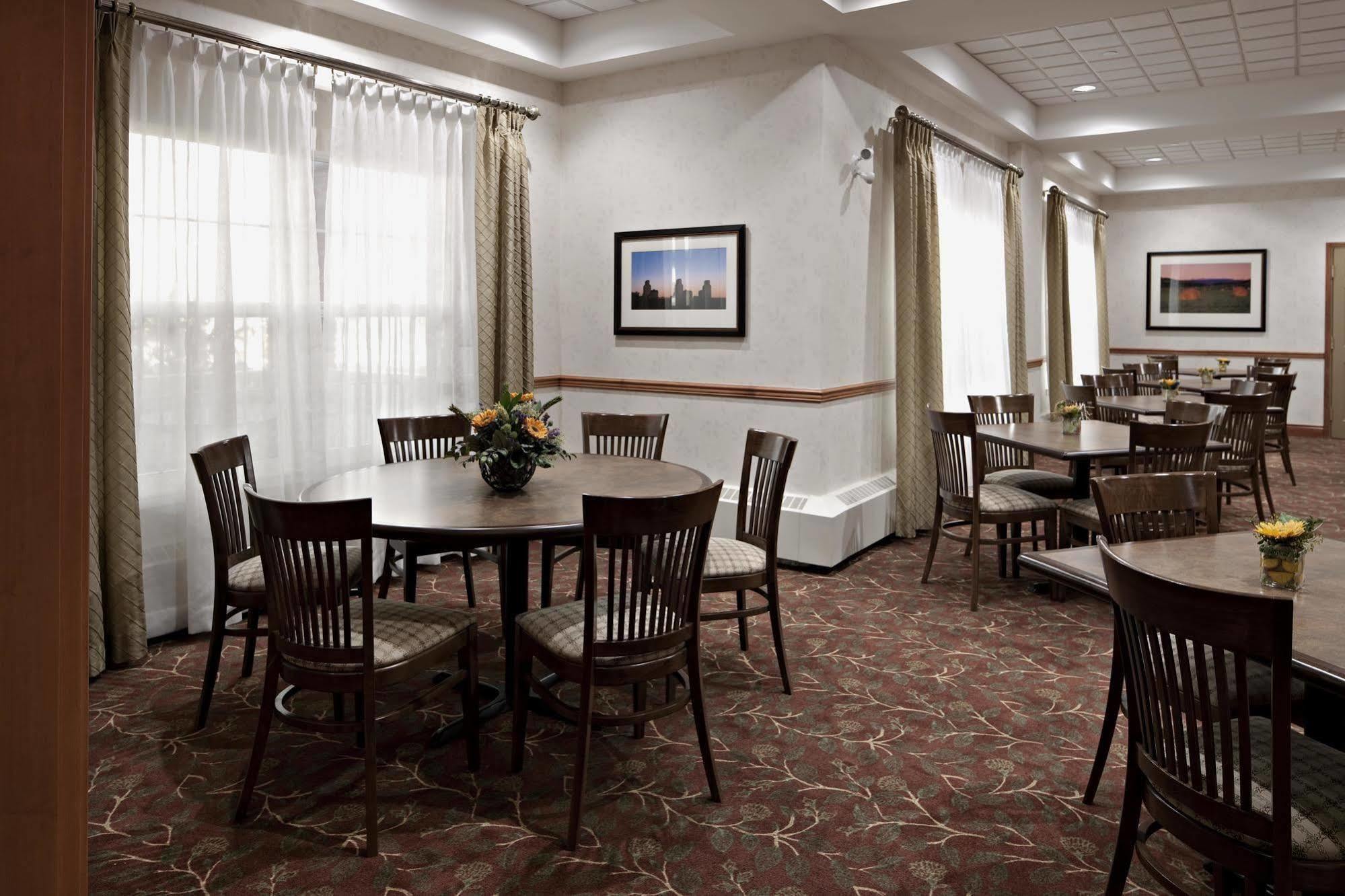 Country Inn & Suites By Radisson, Calgary-Northeast Экстерьер фото